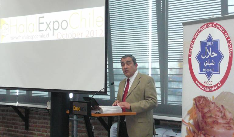 Una charla sobre Banca islámica y mercado halal a cargo del Luis Espinoza Brito, jefe de la carrera de Ingeniería Industrial de la Universidad de Playa Ancha.